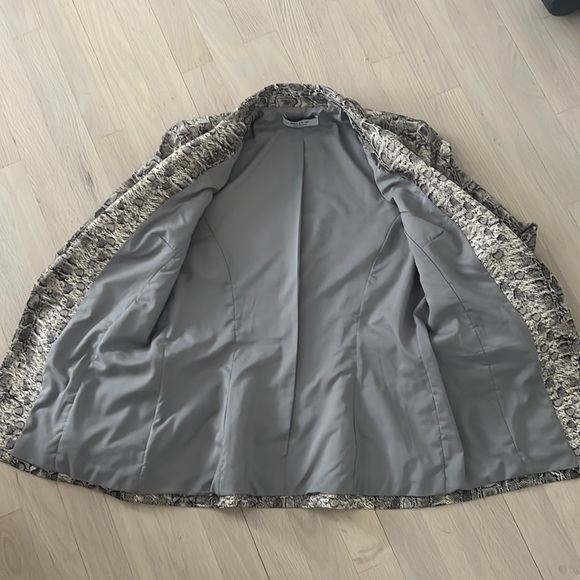 Gorgeous blazer with snake skin print - Picture 4 of 5